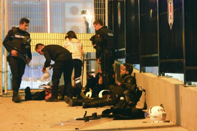 Trong số những nạn nh&acirc;n thiệt mạng c&oacute; 27 cảnh s&aacute;t v&agrave; 2 d&acirc;n thường. (Ảnh: Reuters)