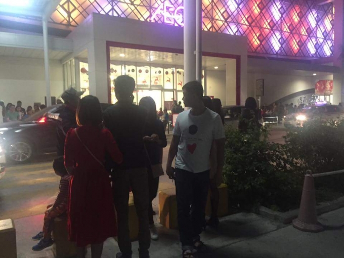 Nhiều người đ&atilde; rời khỏi an to&agrave;n khỏi khu vực c&oacute; nhiều đ&aacute;m kh&oacute;i lớn. Ảnh Facebook Huyền Đỗ.