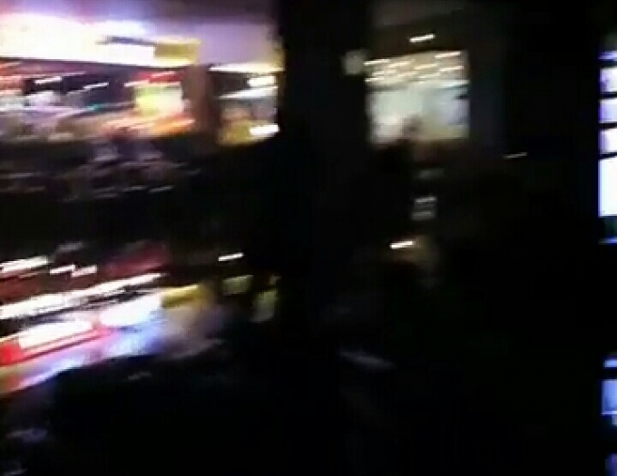 Vụ ch&aacute;y xuất ph&aacute;t từ tầng 3 của t&ograve;a nh&agrave;. (Ảnh cắt từ clip - Nguồn: Huyền Đỗ)