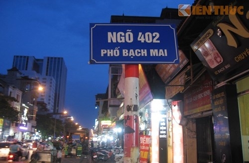 Ng&otilde; 402 Bạch Mai (hay ng&otilde; Thuận Th&agrave;nh B), nối th&ocirc;ng với ng&otilde; 392, điểm giao cắt của hai ng&otilde; từ xưa c&oacute; nấm mộ hoang - được đồn l&agrave; rất thi&ecirc;ng.&nbsp;