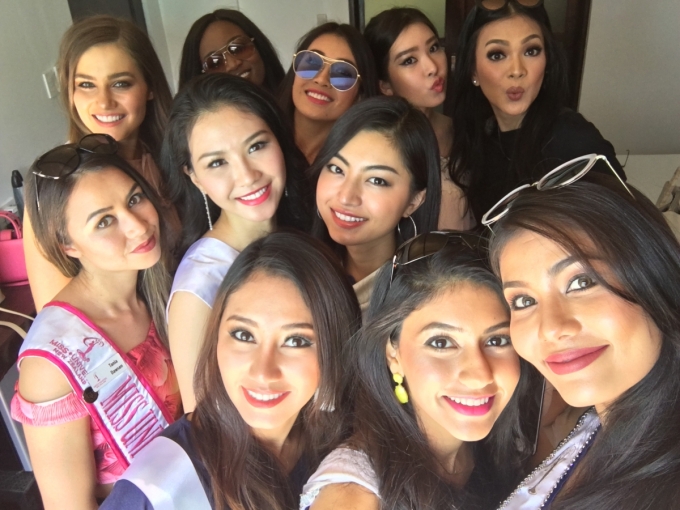 &Aacute; hậu Lệ Hằng tự tin diện bikini đọ d&aacute;ng c&ugrave;ng th&iacute; sinh Miss Universe