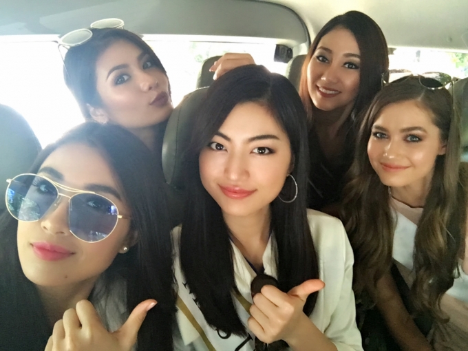 &Aacute; hậu Lệ Hằng tự tin diện bikini đọ d&aacute;ng c&ugrave;ng th&iacute; sinh Miss Universe