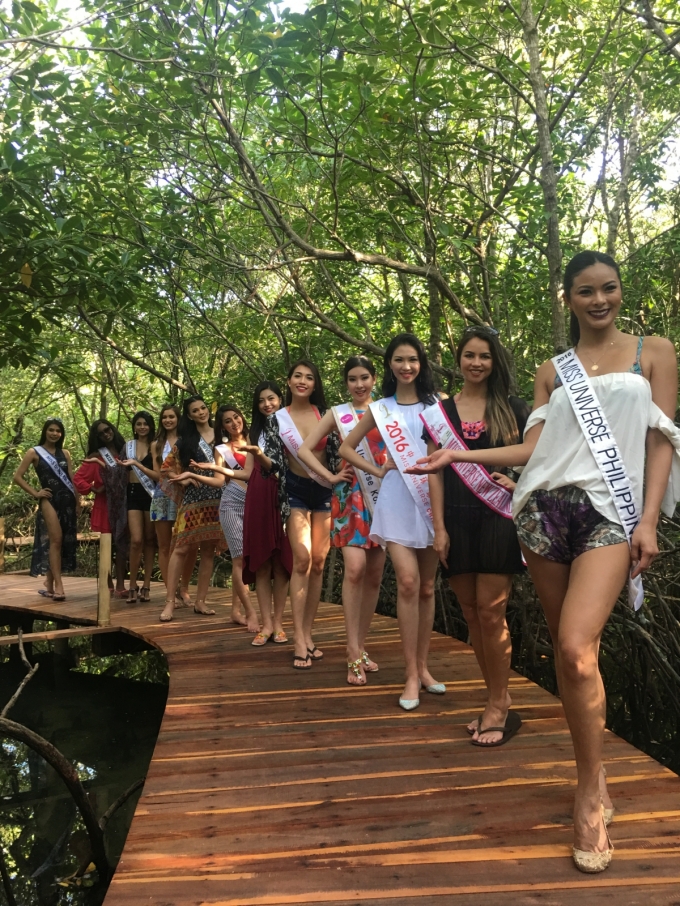 &Aacute; hậu Lệ Hằng tự tin diện bikini đọ d&aacute;ng c&ugrave;ng th&iacute; sinh Miss Universe