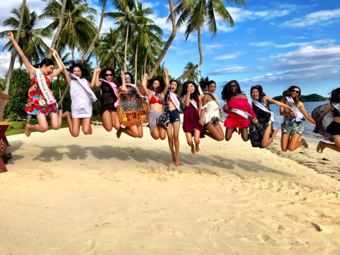 &Aacute; hậu Lệ Hằng tự tin diện bikini đọ d&aacute;ng c&ugrave;ng th&iacute; sinh Miss Universe