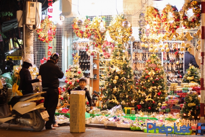 Những ng&agrave;y n&agrave;y phố H&agrave;ng M&atilde; rất đ&ocirc;ng đ&uacute;c người mua sắm.&nbsp;