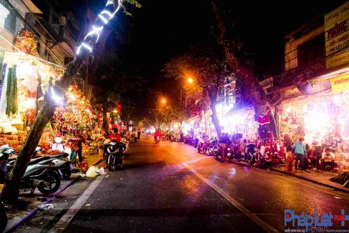 Rực sắc m&agrave;u Gi&aacute;ng sinh tr&ecirc;n Phố H&agrave;ng M&atilde;