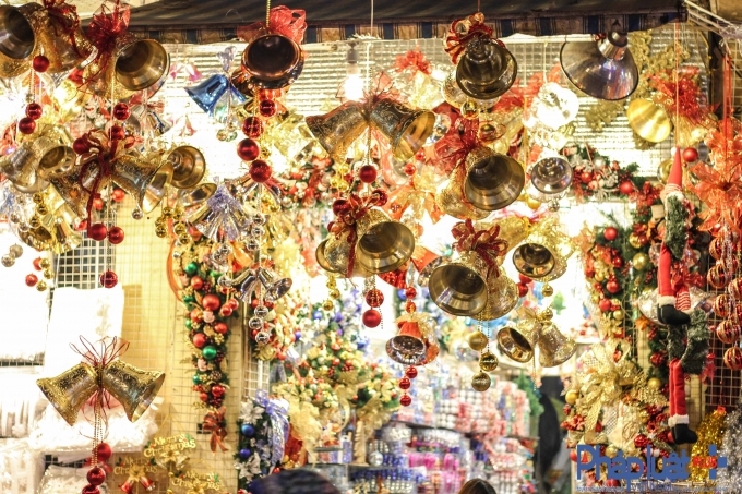 Những quả chu&ocirc;ng nhiều sắc m&agrave;u khiến kh&ocirc;ng kh&iacute; Gi&aacute;ng sinh thật rộn r&agrave;ng..