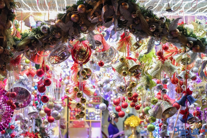 Rực sắc m&agrave;u Gi&aacute;ng sinh tr&ecirc;n Phố H&agrave;ng M&atilde;