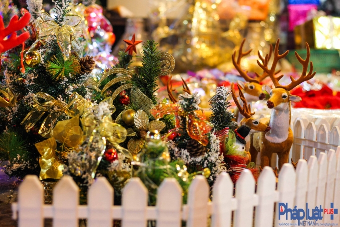 Rực sắc m&agrave;u Gi&aacute;ng sinh tr&ecirc;n Phố H&agrave;ng M&atilde;