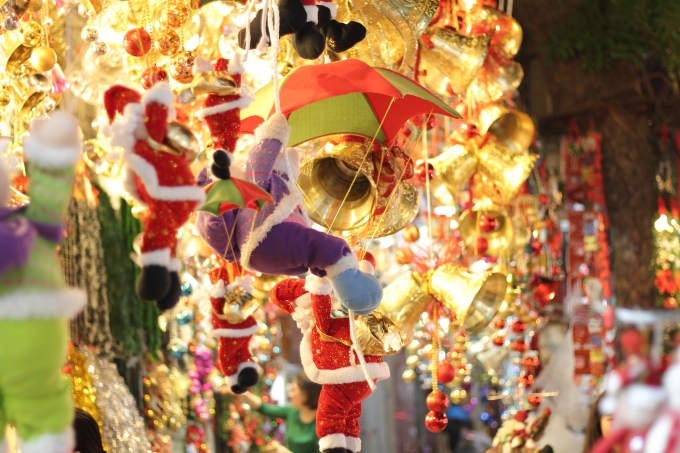 Rực sắc m&agrave;u Gi&aacute;ng sinh tr&ecirc;n Phố H&agrave;ng M&atilde;