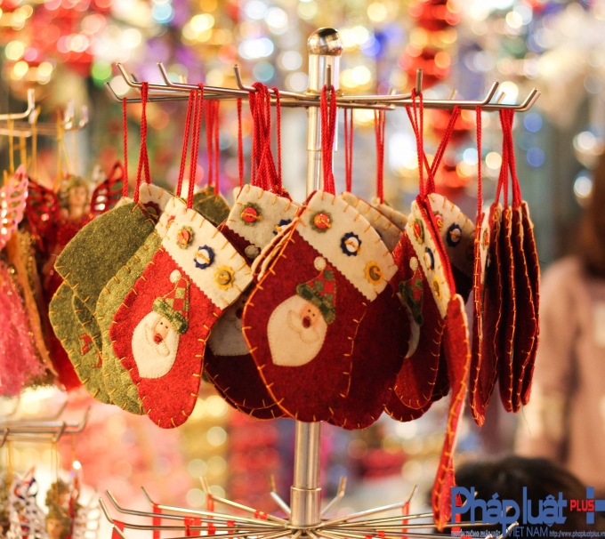 Rực sắc m&agrave;u Gi&aacute;ng sinh tr&ecirc;n Phố H&agrave;ng M&atilde;