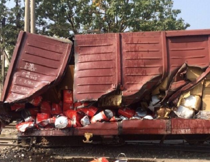 Toa t&agrave;u v&agrave; h&agrave;ng h&oacute;a bị hư hại sau vụ việc.