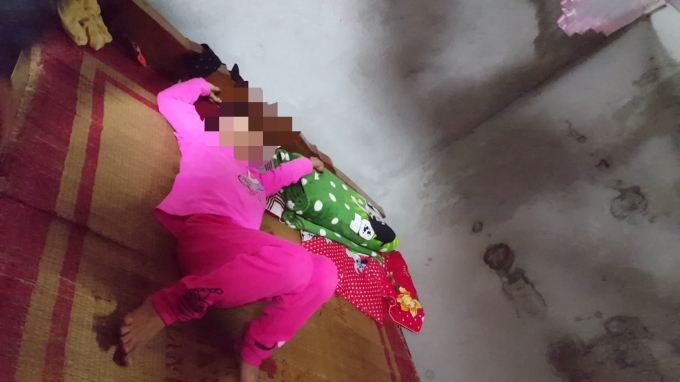 B&eacute; P. lu&ocirc;n tự nhốt m&igrave;nh trong ph&ograve;ng v&agrave; lo lắng khi tiếp x&uacute;c với người lạ sau sự việc xảy ra. Ảnh: Huy Trung