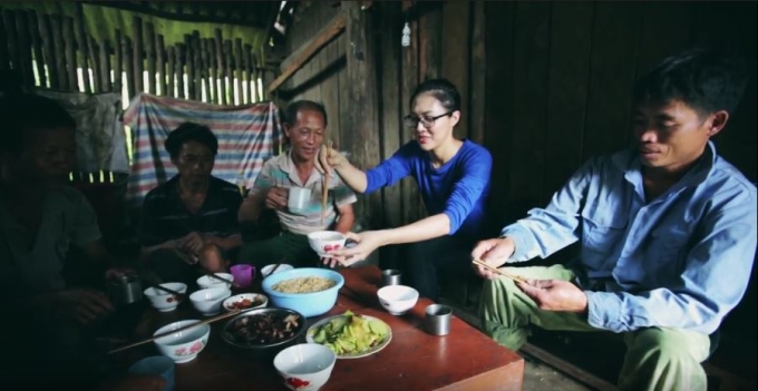 C&ocirc; đ&atilde; trải qua những ng&agrave;y c&ugrave;ng ăn uống v&agrave; chia sẻ kh&oacute; khăn với người thợ x&acirc;y dựng trường.