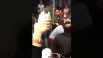 Clip: Cô gái trộm cắp điện thoại tại chợ Ninh Hiệp bị bắt tận tay