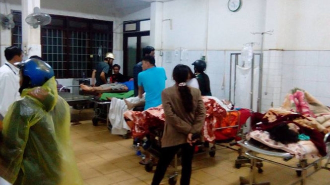 C&ocirc;ng an, người nh&agrave; nạn nh&acirc;n đang t&uacute;c trực tại Khoa cấp cứu BV Đa khoa Đắk Lắk để cứu chữa người bị nạn trong vụ nổ. Ảnh chụp l&uacute;c 23g tối 12-12. Ảnh: Th&aacute;i B&aacute; Dũng