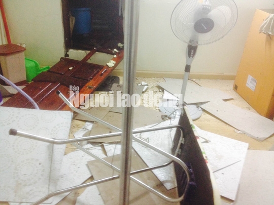 Một bức tường nh&agrave; d&acirc;n gần đ&oacute; bị vỡ vụn