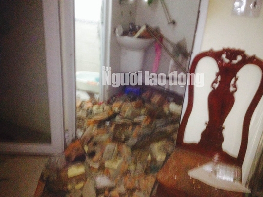 Một bức tường nh&agrave; d&acirc;n gần đ&oacute; bị vỡ vụn