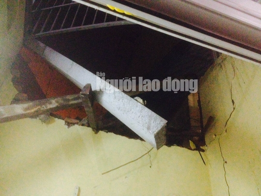 Một bức tường nh&agrave; d&acirc;n gần đ&oacute; bị sập