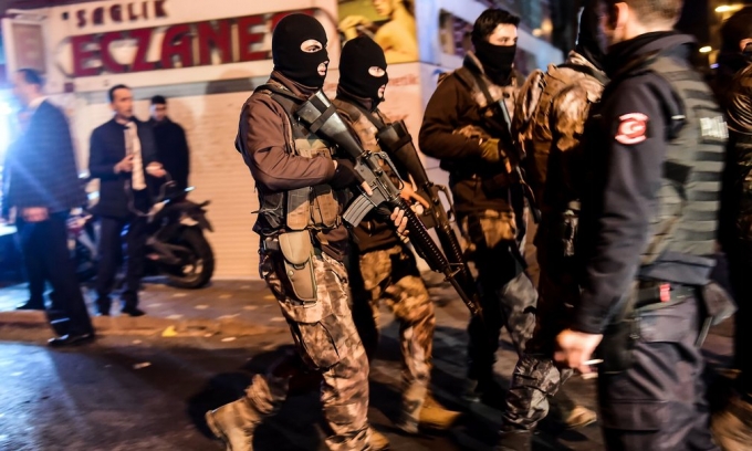 Lực lượng cảnh s&aacute;t đặc nhiệm tại Istanbul tuần tra sau khi một quả bom gắn tr&ecirc;n xe ph&aacute;t nổ gần s&acirc;n vận động Besiktas. (Ảnh: Yasin Akgul / AFP / Getty)
