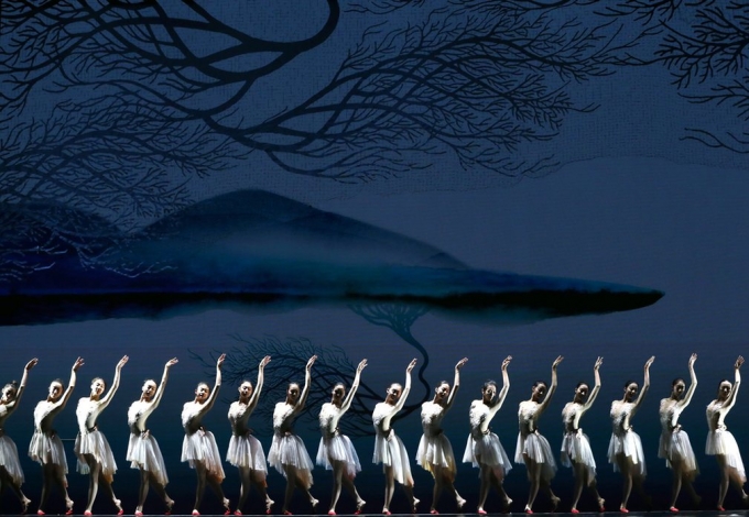 Một tiết mục m&uacute;a của c&aacute;c vũ c&ocirc;ng Trung Quốc tại lễ hội biểu diễn nghệ thuật khi&ecirc;u vũ tại Bắc Kinh.(Ảnh: L&agrave;m thế n&agrave;o Hwee trẻ / EPA)