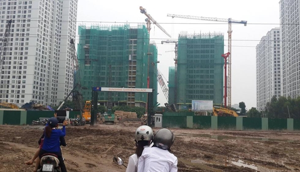 Quang cảnh lầy lội trước c&ocirc;ng trường dự &aacute;n&nbsp;