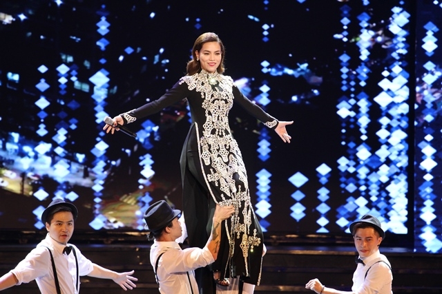 Hồ Ngọc H&agrave; tr&ecirc;n s&acirc;n khấu của Duy&ecirc;n d&aacute;ng Việt Nam 28.