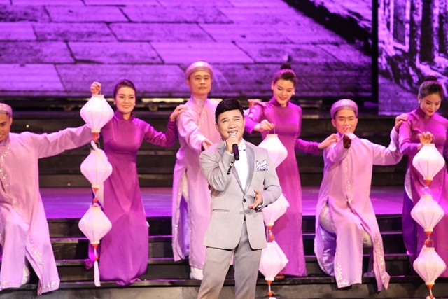 Quang Linh đậm chất Huế trong Về Huế chiều Xu&acirc;n.