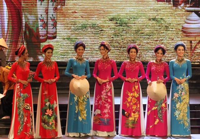 D&agrave;n người đẹp diện &aacute;o d&agrave;i xu&acirc;n khoe sắc trong đ&ecirc;m Duy&ecirc;n d&aacute;ng Việt Nam lần thứ 28.