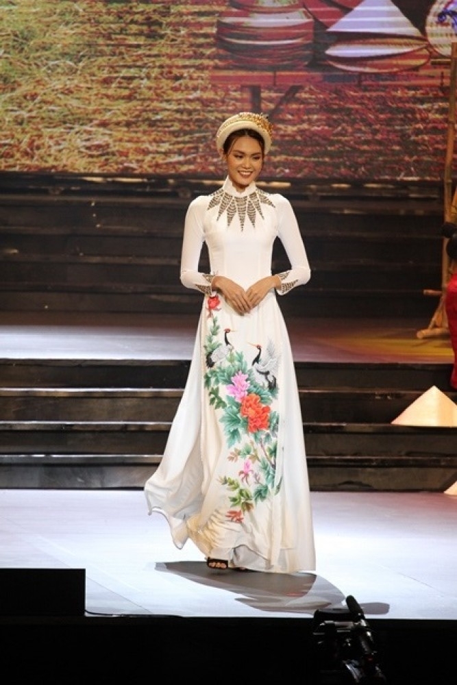 Hoa hậu Th&ugrave;y Dung tự tin sải bước tr&ecirc;n s&acirc;n khấu Duy&ecirc;n d&aacute;ng Việt Nam c&ugrave;ng d&agrave;n người đẹp đến phi&ecirc;n chợ Xu&acirc;n miền Bắc.