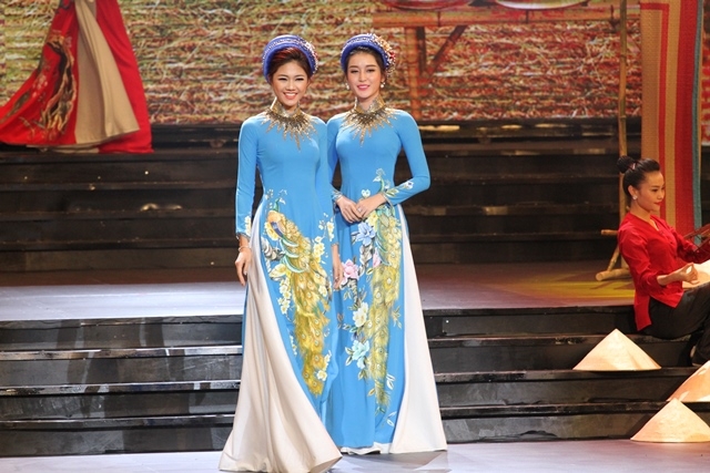 &Aacute; hậu Thanh T&uacute; v&agrave; &Aacute; hậu Huyền My khoe sắc trong trang phục &aacute;o d&agrave;i của NTK Tuấn Hải.