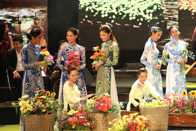 Bạt ng&agrave;n sắc hoa phủ k&iacute;n tr&ecirc;n c&aacute;c ghe thuyền của miền s&ocirc;ng nước được t&aacute;i hiện tr&ecirc;n s&acirc;n khấu Duy&ecirc;n d&aacute;ng Việt Nam 28.