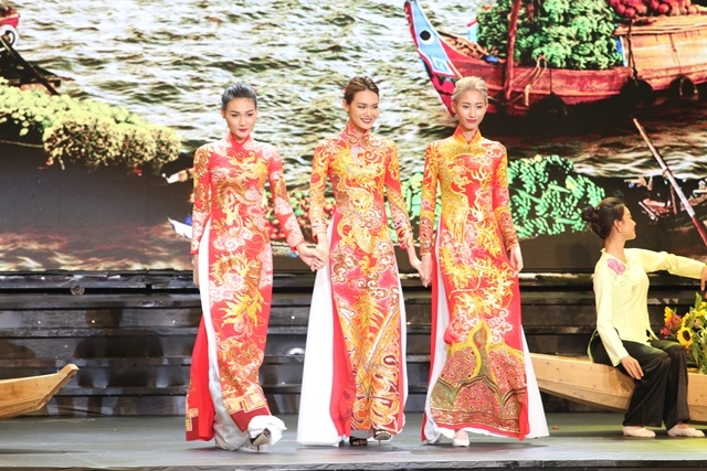 Những chiếc &aacute;o d&agrave;i mang đậm văn h&oacute;a của người Việt Nam c&agrave;ng được t&ocirc;n l&ecirc;n bởi n&eacute;t văn h&oacute;a v&agrave; những con người miền Nam b&igrave;nh dị, gần gũi.