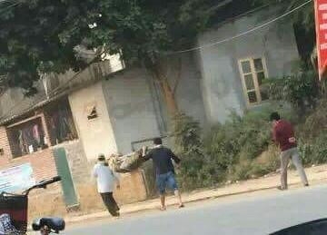 Người nh&agrave; khi&ecirc;ng thi thể nạn nh&acirc;n được b&oacute; chiếu bằng đ&ograve;n tre từ BV Đa khoa Lạc Sơn về để lo hậu sự (ảnh FB).