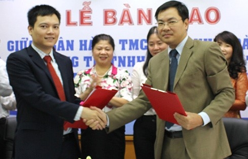 &Ocirc;ng Phạm Quyết Thắng (&aacute;o x&aacute;m) từng c&oacute; 20 năm hoạt động trong ng&agrave;nh ng&acirc;n h&agrave;ng. Ảnh: GPBank.