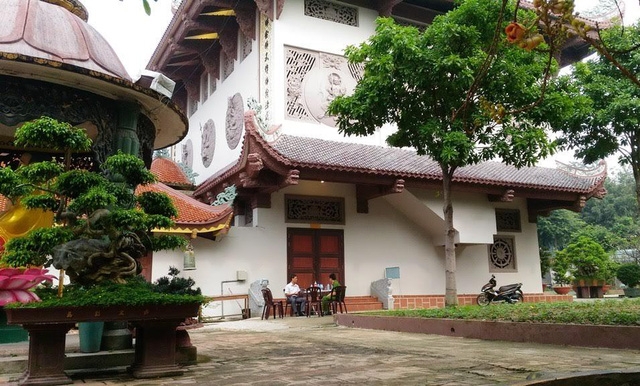 Cơ quan C&ocirc;ng an đang tiến h&agrave;nh ghi lời khai c&aacute;c nh&acirc;n chứng để truy x&eacute;t vụ trộm.