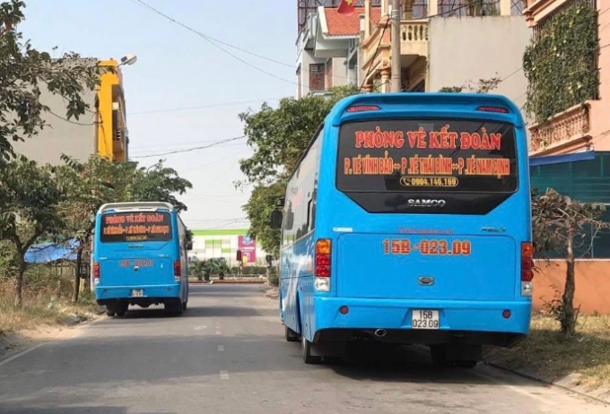 Khu vực đỗ xe chờ đ&oacute;n kh&aacute;ch của xe Kết Đo&agrave;n gần BigC th&agrave;nh phố Nam Định.