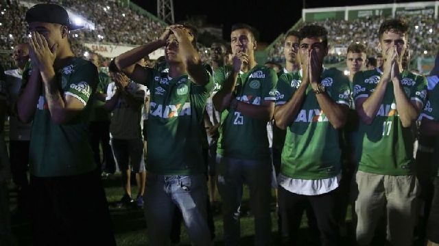 Th&agrave;nh vi&ecirc;n đội b&oacute;ng&nbsp;Brazil Chapecoense tưởng niệm những người đ&atilde; chết trong vụ tai nạn m&aacute;y bay h&ocirc;m 28/11 (Ảnh: Notey)
