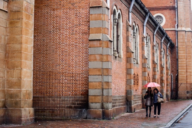 S&aacute;ng 13/12, sau khi đi v&agrave;o v&ugrave;ng biển c&aacute;c tỉnh Ninh Thuận - B&igrave;nh Thuận, &aacute;p thấp nhiệt đới đ&atilde; suy yếu th&agrave;nh một v&ugrave;ng &aacute;p thấp. Ảnh hưởng của &aacute;p thấp nhiệt đới khiến TP HCM s&aacute;ng nay trời se lạnh, c&oacute; mưa nhỏ tr&ecirc;n diện rộng.