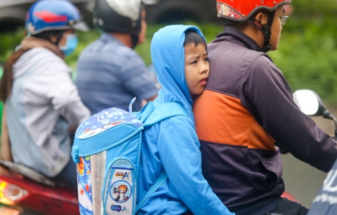 Nhiệt độ xuống thấp hơn thường ng&agrave;y khiến cả người lớn, trẻ nhỏ đều phải kho&aacute;c &aacute;o ấm khi ra đường.