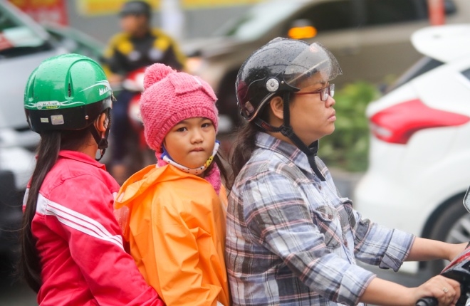 Trong đ&oacute;, c&aacute;c em học sinh được phụ huynh chăm s&oacute;c kỹ với &aacute;o lạnh, mũ len, khẩu trang... để tr&aacute;nh bị cảm lạnh.