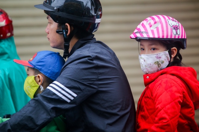 Tr&ecirc;n đường &Uacute;t Tịch (quận T&acirc;n B&igrave;nh), hai đứa b&eacute; bịt k&iacute;n khẩu trang,&nbsp;mặc &aacute;o ấm k&iacute;n đến tận cổ.