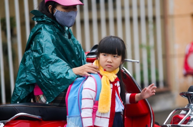 Một c&ocirc; b&eacute; được mẹ quấn khăn len gọn g&agrave;ng trước giờ v&agrave;o lớp học tr&ecirc;n đường Cộng H&ograve;a, quận T&acirc;n B&igrave;nh.