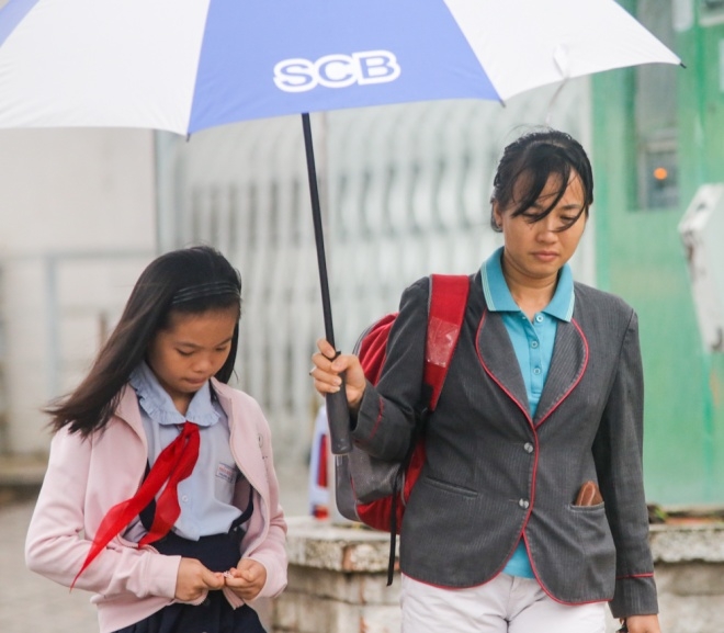 Cơn gi&oacute; lạnh vừa thổi qua, b&eacute; Trung Anh (tiểu học Trần Quốc Tuấn, quận T&acirc;n B&igrave;nh) vội k&eacute;o kh&oacute;a &aacute;o kho&aacute;c l&ecirc;n.&nbsp;