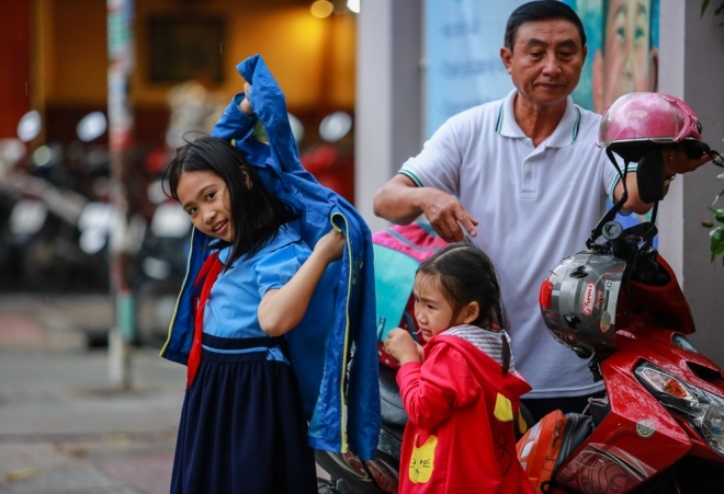 Học sinh Sài Gòn mặc áo ấm trong tiết trời se lạnh