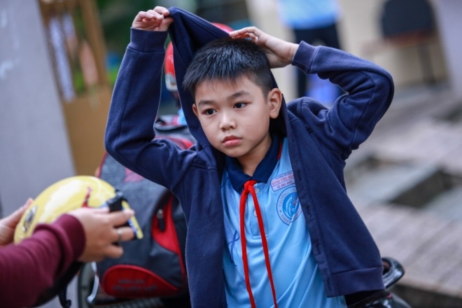 Kh&ocirc;ng đợi mẹ nhắc v&igrave; trời lạnh, b&eacute; Vũ Anh Kh&ocirc;i (Tiểu học Đinh Ti&ecirc;n Ho&agrave;ng, quận 1) tự mặc &aacute;o ấm khi vừa bước ch&acirc;n ra cổng trường.