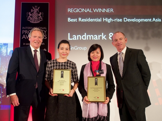 Vingroup đồng loạt được vinh danh &ldquo;Tốt nhất thế giới&rdquo; v&agrave; &ldquo;Tốt nhất Ch&acirc;u &Aacute; Th&aacute;i B&igrave;nh Dương&rdquo; ở hai hạng mục &ldquo;T&ograve;a nh&agrave; cao tầng&rdquo; v&agrave; &lsquo;Khu đ&ocirc; thị phức hợp&rdquo;.