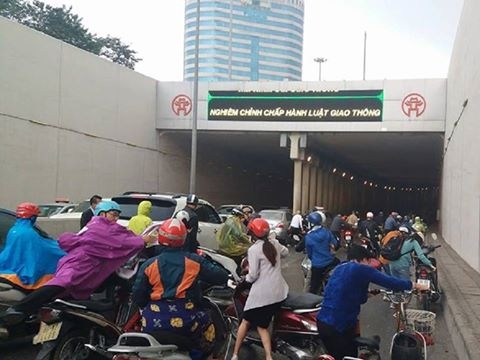 Nhiều phương ti&ecirc;n ng&atilde; ra đường v&igrave; đ&acirc;m phải dầu loang (Ảnh: Otofun)