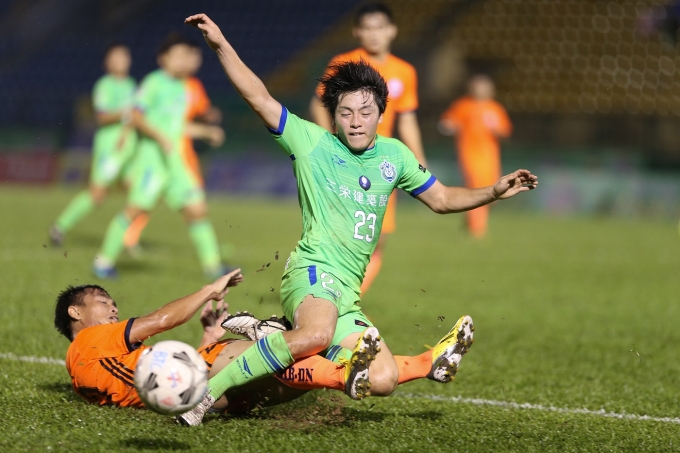 Do t&iacute;nh chất quan trọng của trận chung kết n&ecirc;n cầu thủ SHB Đ&agrave; Nẵng v&agrave; Shonan Bellmare thi đấu rất quyết liệt.