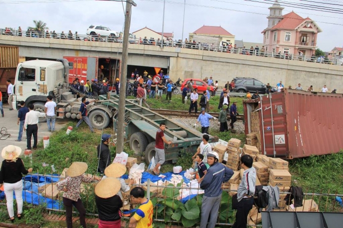 H&agrave;ng chục tấn bột ngọt bị văng ra đường sau c&uacute; va chạm kinh ho&agrave;ng.